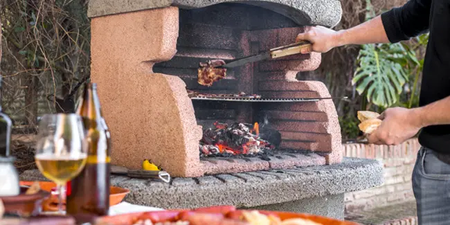 Personne cuisinant sur un barbecue en dur