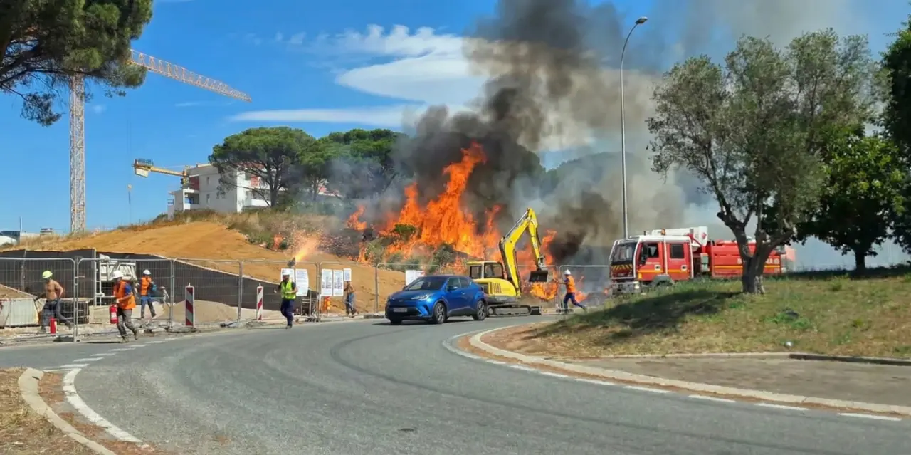 Départ de feu en bord de route causé par une imprudence humaine