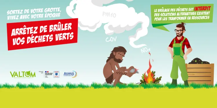 Panneau d'information municipal rappelant l'interdiction de brûlage des végétaux et les horaires de la déchetterie locale